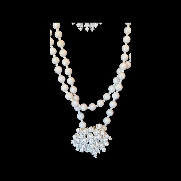 Two beautiful vintage 1940’s white glass with spiral glass beads detail - Picture 8 of 11